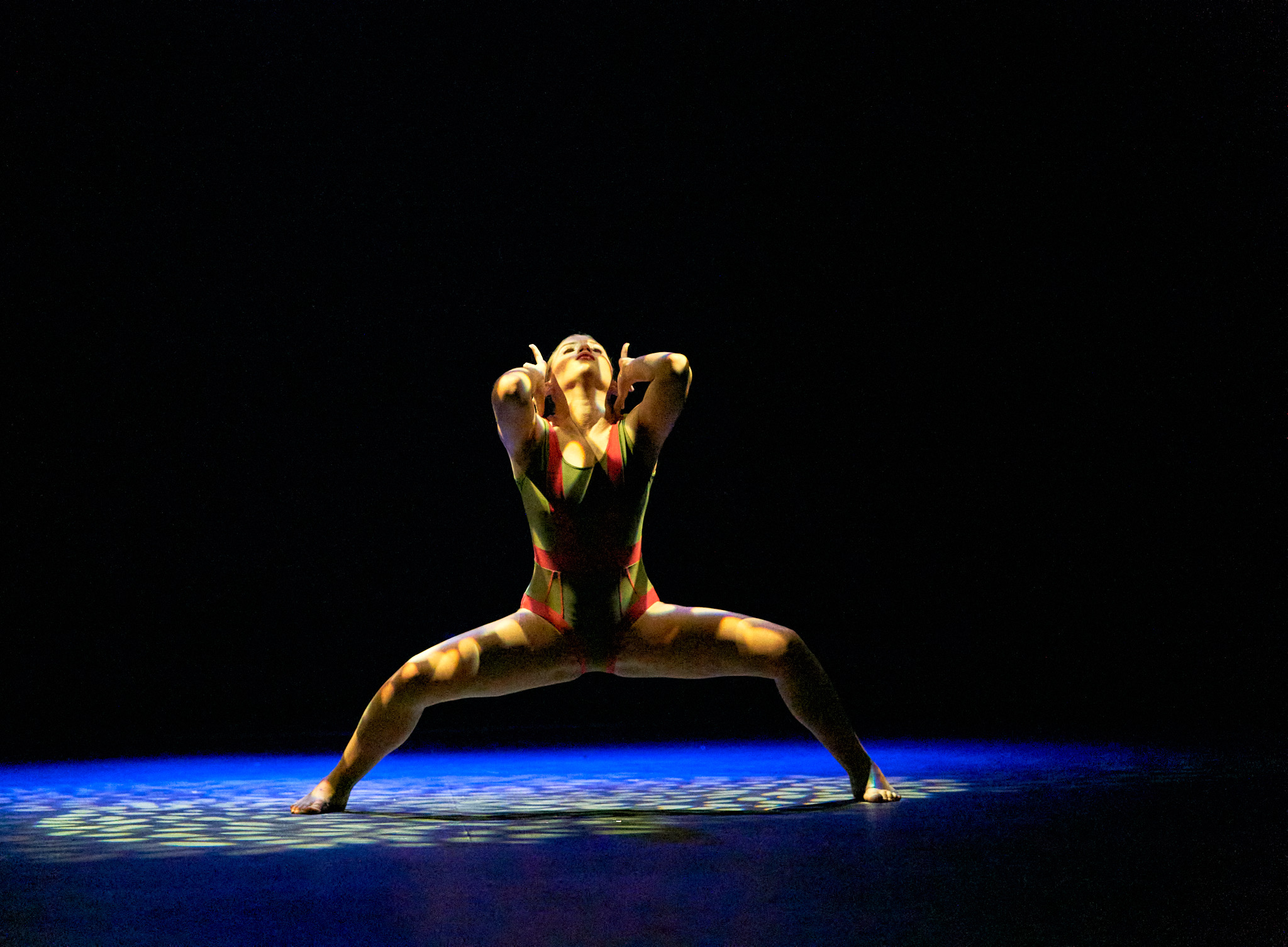 Outline Dance Centre - solo green red wide stance
